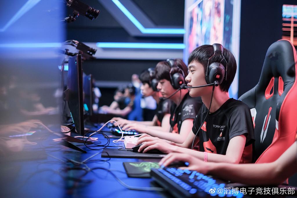 比赛局势复杂首场状态出色，RNG观众沸腾！，塔图姆重返赛场比赛高潮迭起